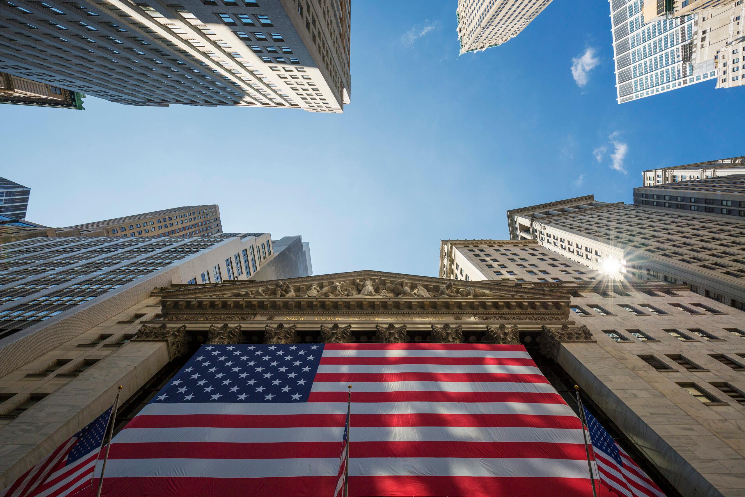 Sede da Bolsa de Nova York, com bandeira à frente da fechada, para ilustrar matéria sobre crise bancária