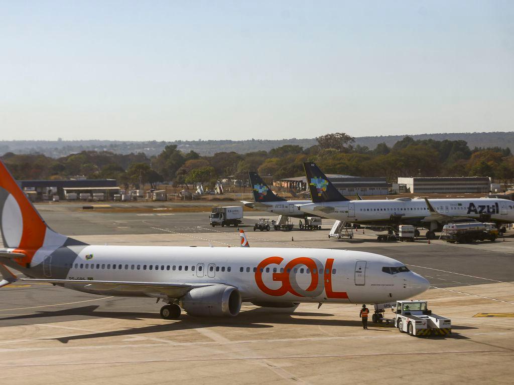 Aviões da Gol e da Azul para ilustrar matéria sobre investimentos no setor aéreo.