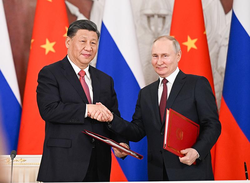 Xi Jinping cumprimenta Vladimir Putin