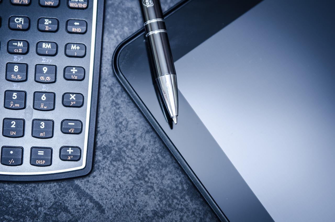 calculadora, caneta e tablet: como declarar renda fixa no imposto de renda 2023