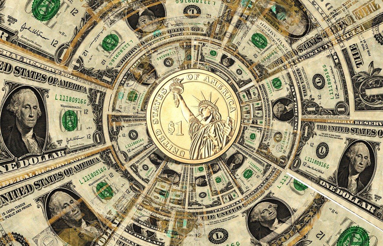 notas de dólar e uma moeda - Como declarar investimentos no exterior no Imposto de Renda 2023