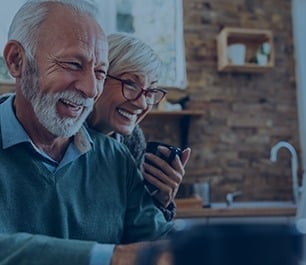 simulador tesouro renda+: foto de dois idosos
