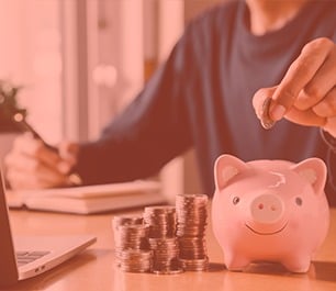 foto de homem colocando moeda em cofre de porquinho