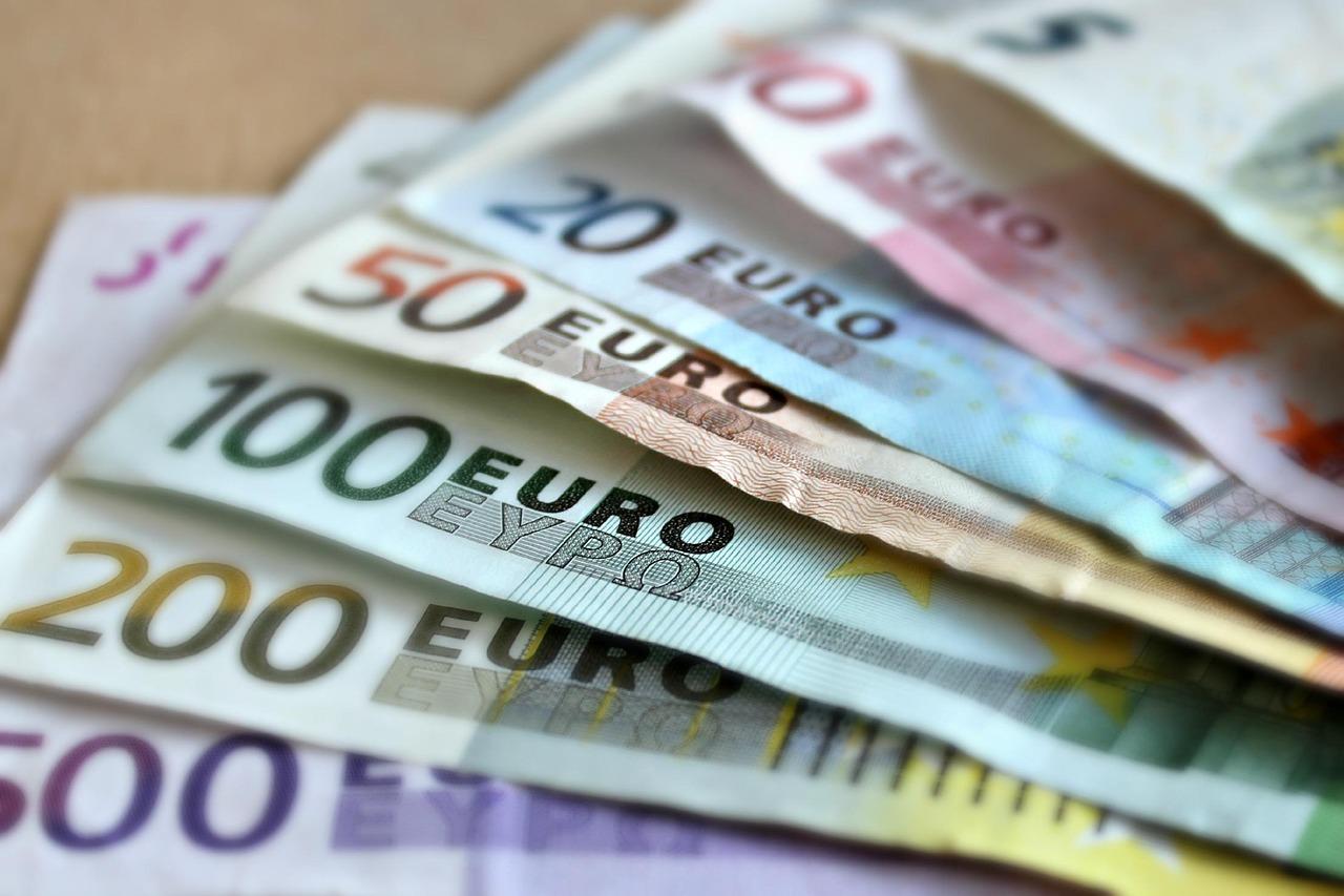 Imagem mostra notas de euro enfileiradas
