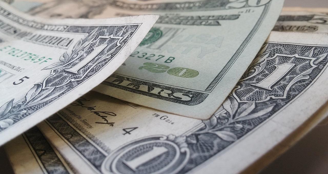 Imagem mostra várias notas de dólar sobrepostas