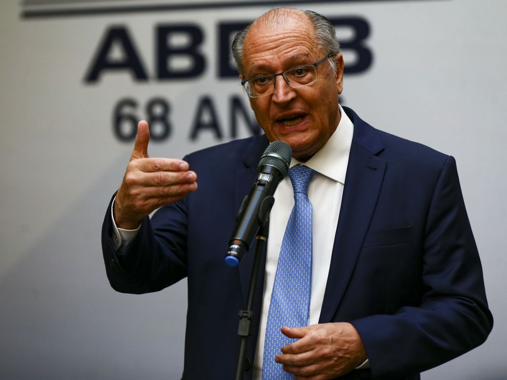 Na presidência, Alckmin defende arcabouço fiscal e queda de juros