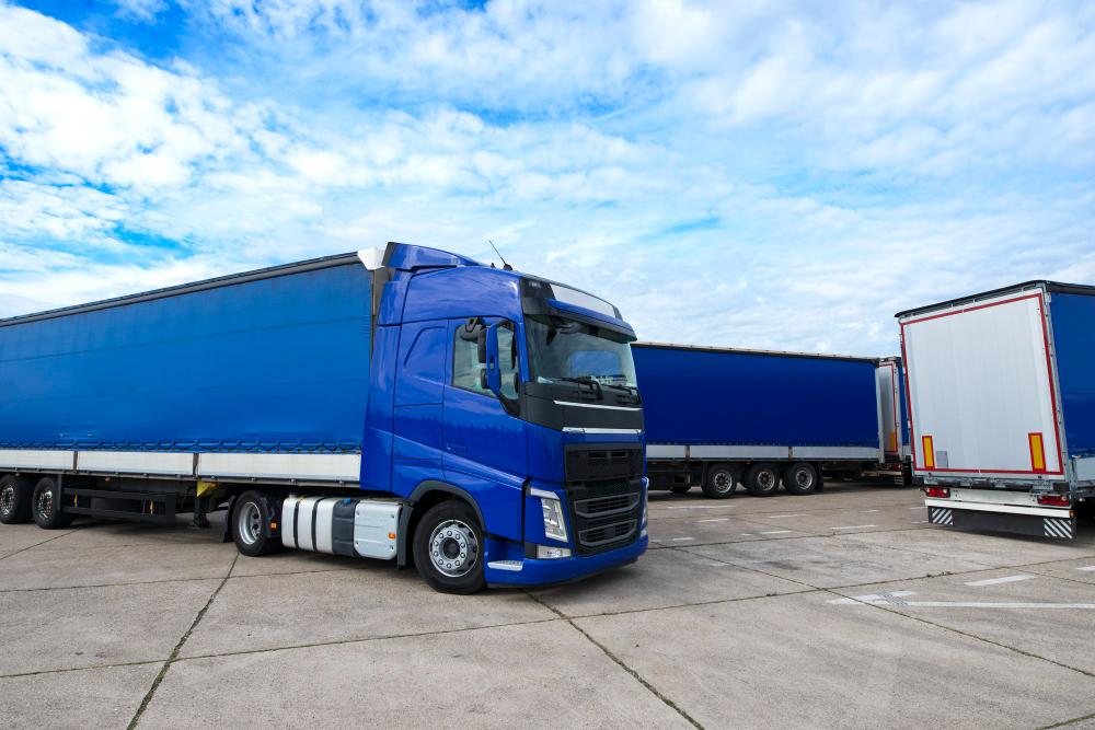 Imagem de caminhões para ilustrar matéria sobre análise de balanços de transporte e logística