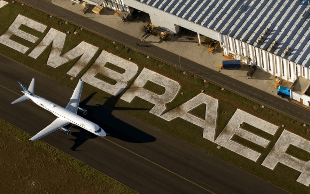 Imagem mostra o pátio de uma das fábricas da Embraer.