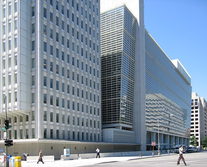 Banco Mundial amplia projeção de PIB, mas alerta para juros altos em relatório