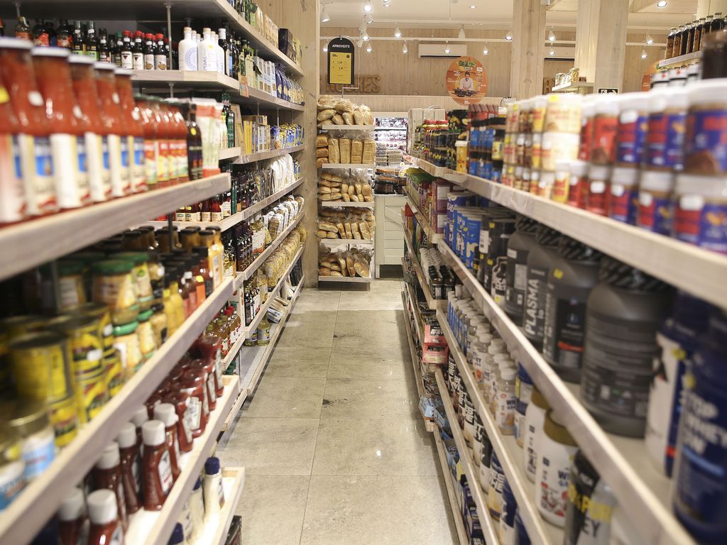 Vendas no varejo caem 1% em maio, com queda de supermercados