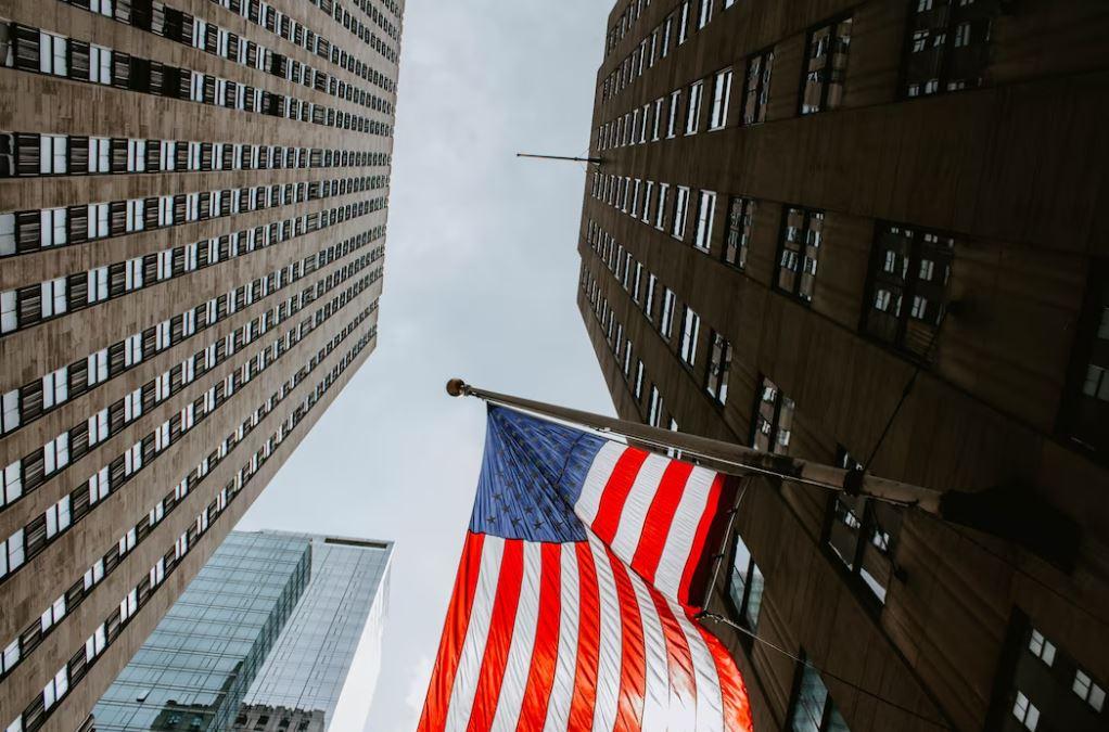 default eua: foto de prédios com bandeira americana