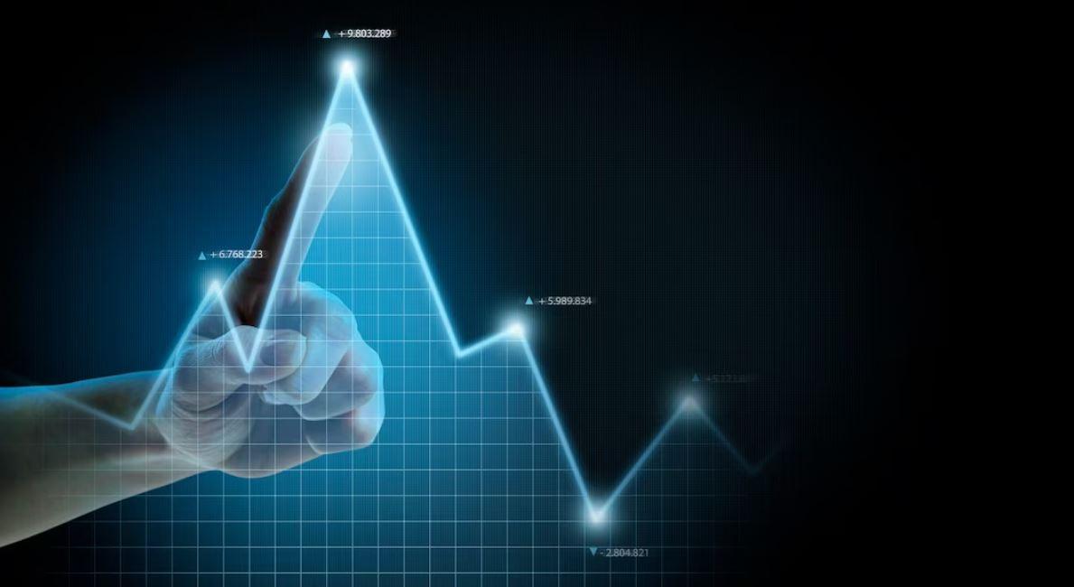 gestão ativa ou gestão passiva de fundos de investimento: foto de mão apontando gráfico