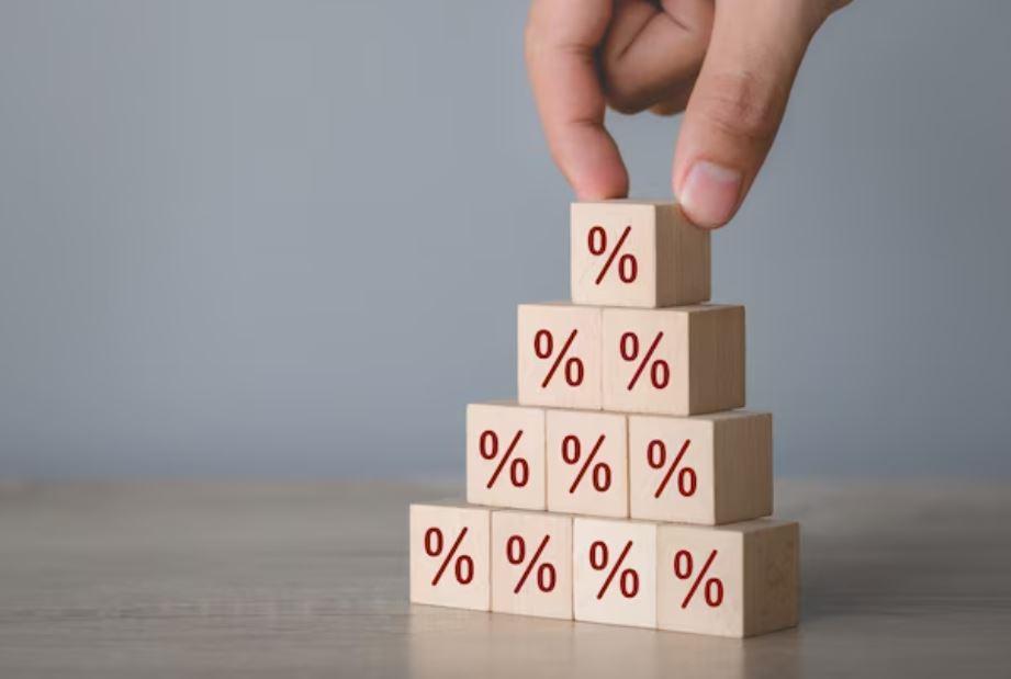 imagem: taxa de juros; blocos de madeira com símbolo de porcentagem
