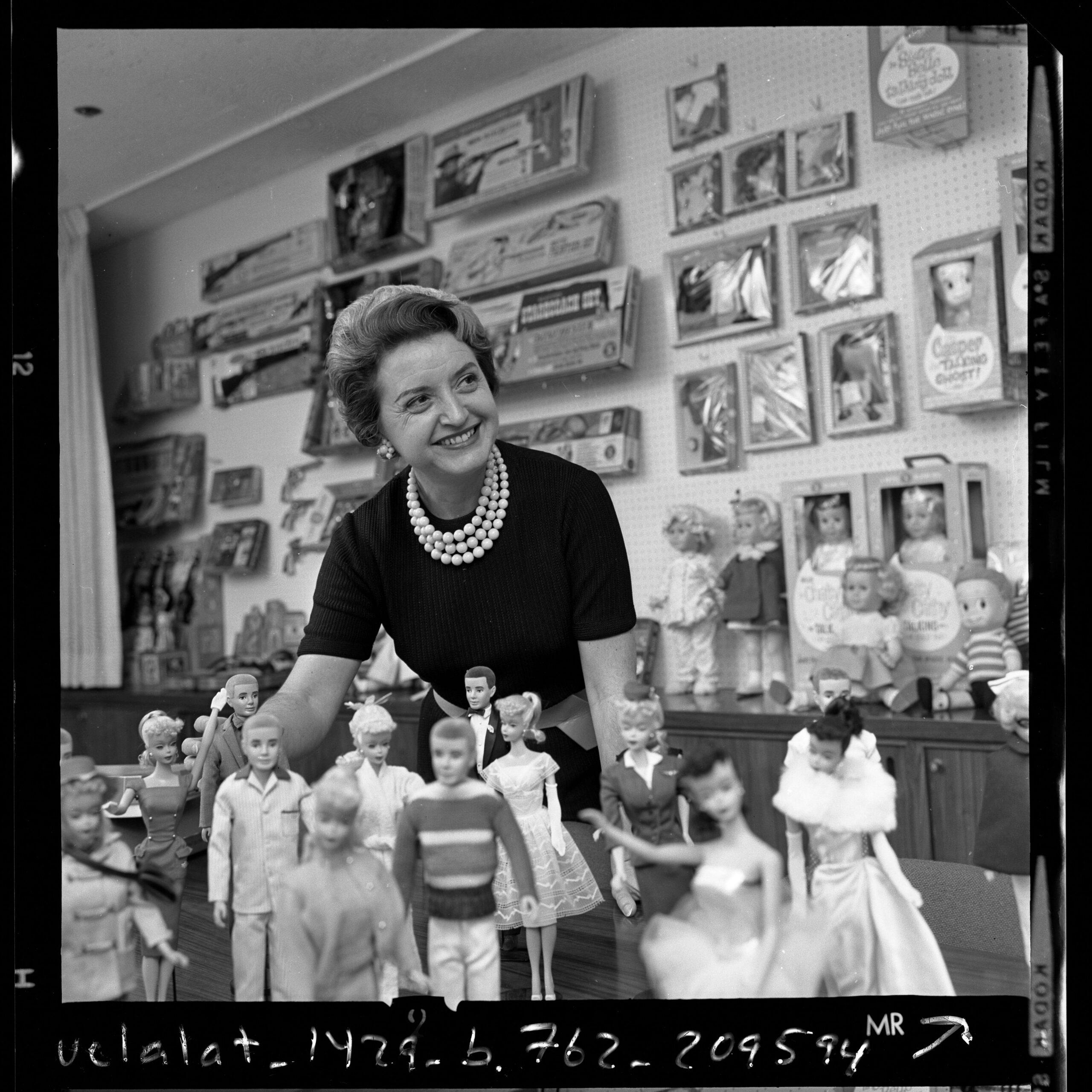 Ruth Handler posando com uma coleção de bonecas Barbie.