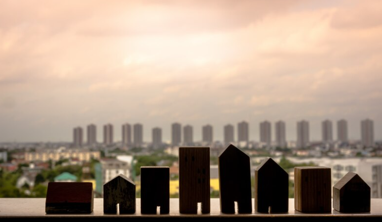 3 FIIs para você investir com a queda da Selic: veja a seleção da EQI Research