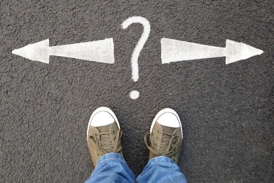 imagem de pessoa em frente a duas opções de caminho: já é hora de tomar risco?