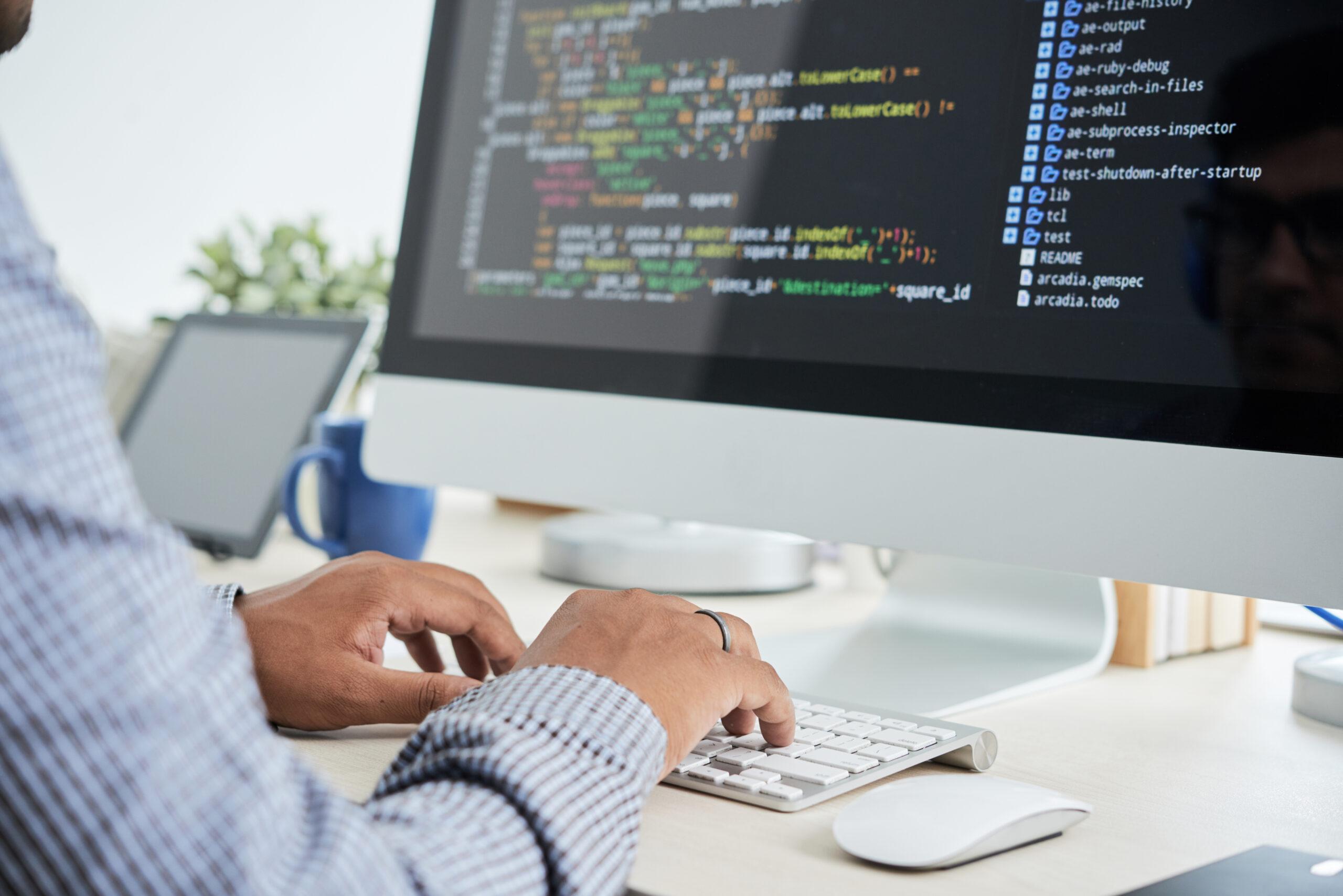 Imagem mostra um homem programando códigos.