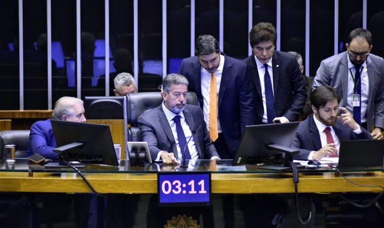 Câmara aprova projeto que limita juros do rotativo do cartão de crédito