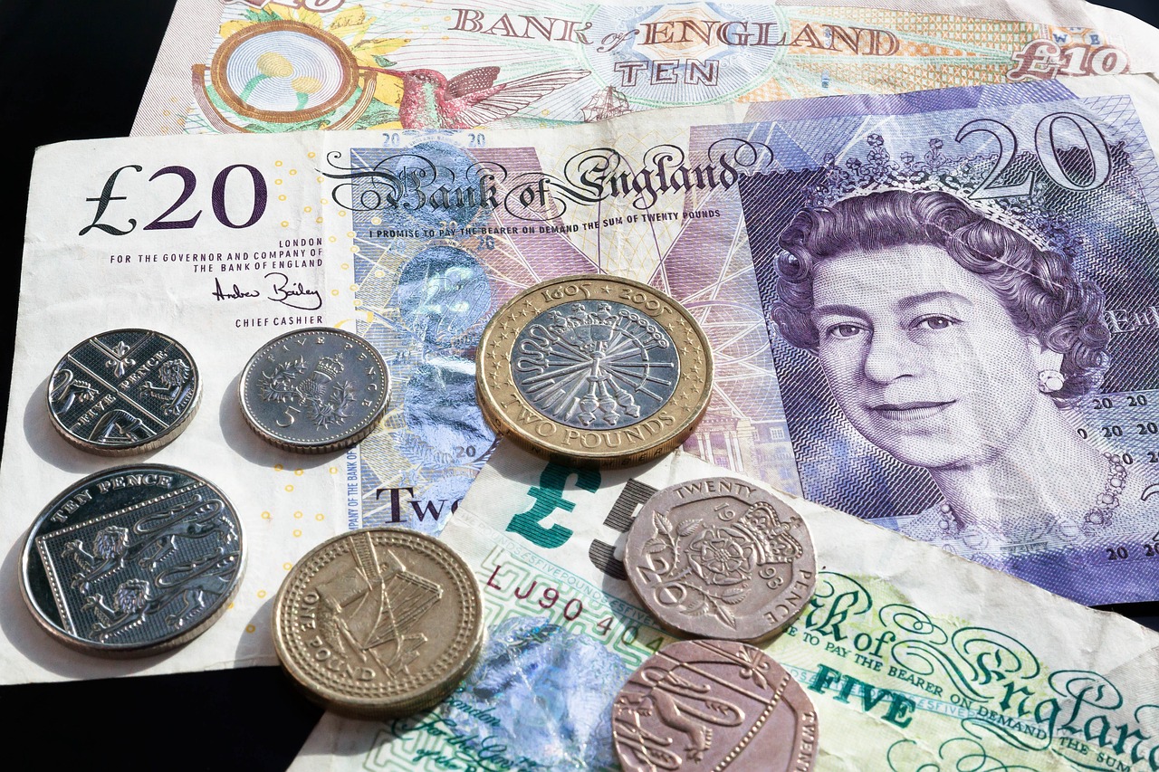 Banco da Inglaterra mantém juros em 5,25% em decisão apertada
