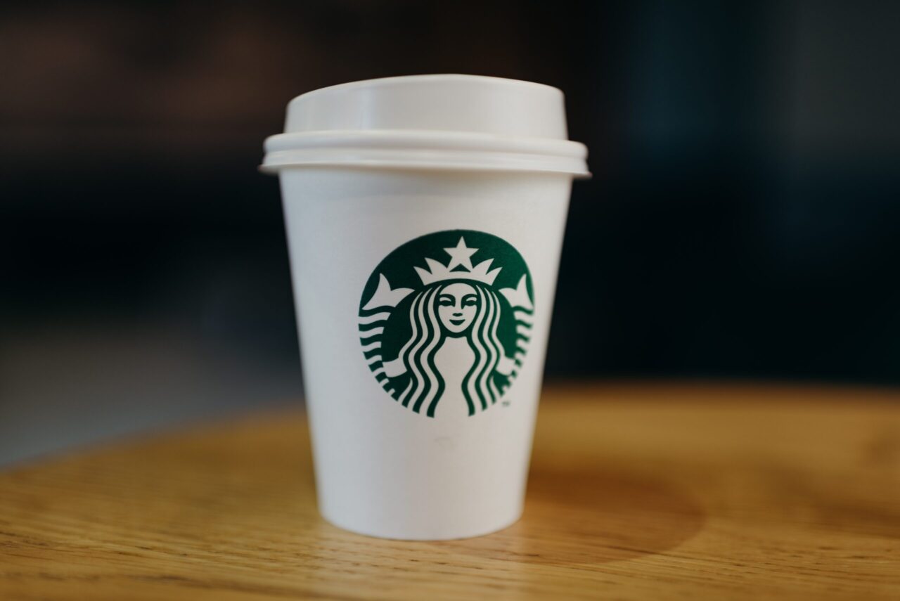 Starbucks divulga lucro recorde, em meio à crise da marca no Brasil