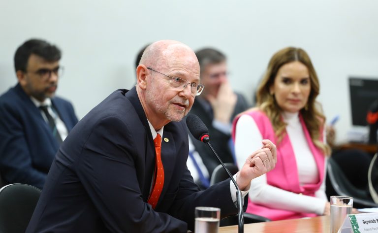 Comissão do orçamento aprova relatório final