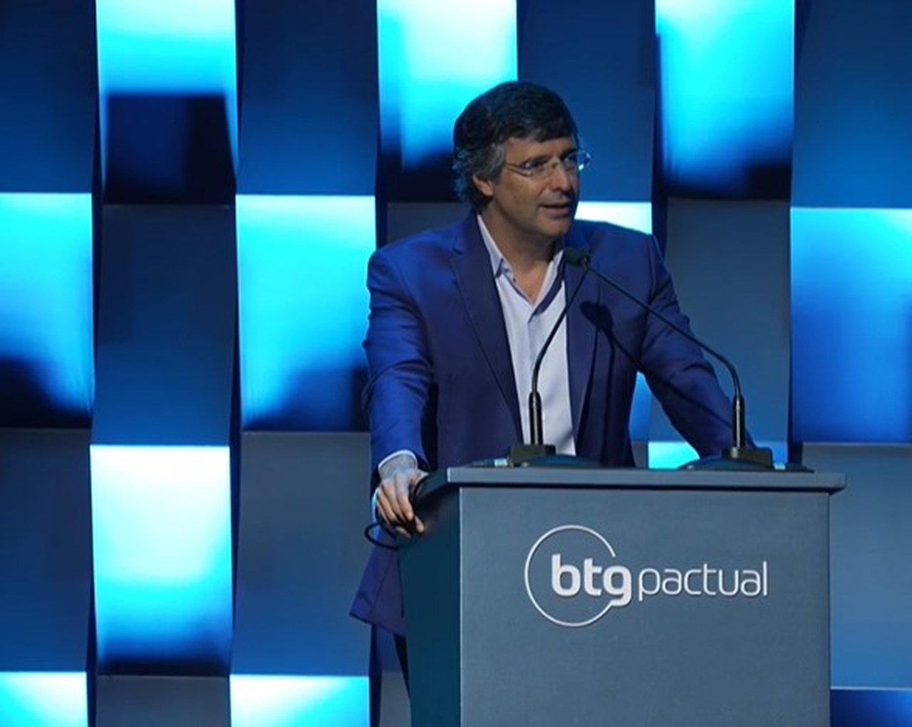 André Esteves: “Brasil tem alto gasto e arrecadação alta e precisa abaixar os dois”