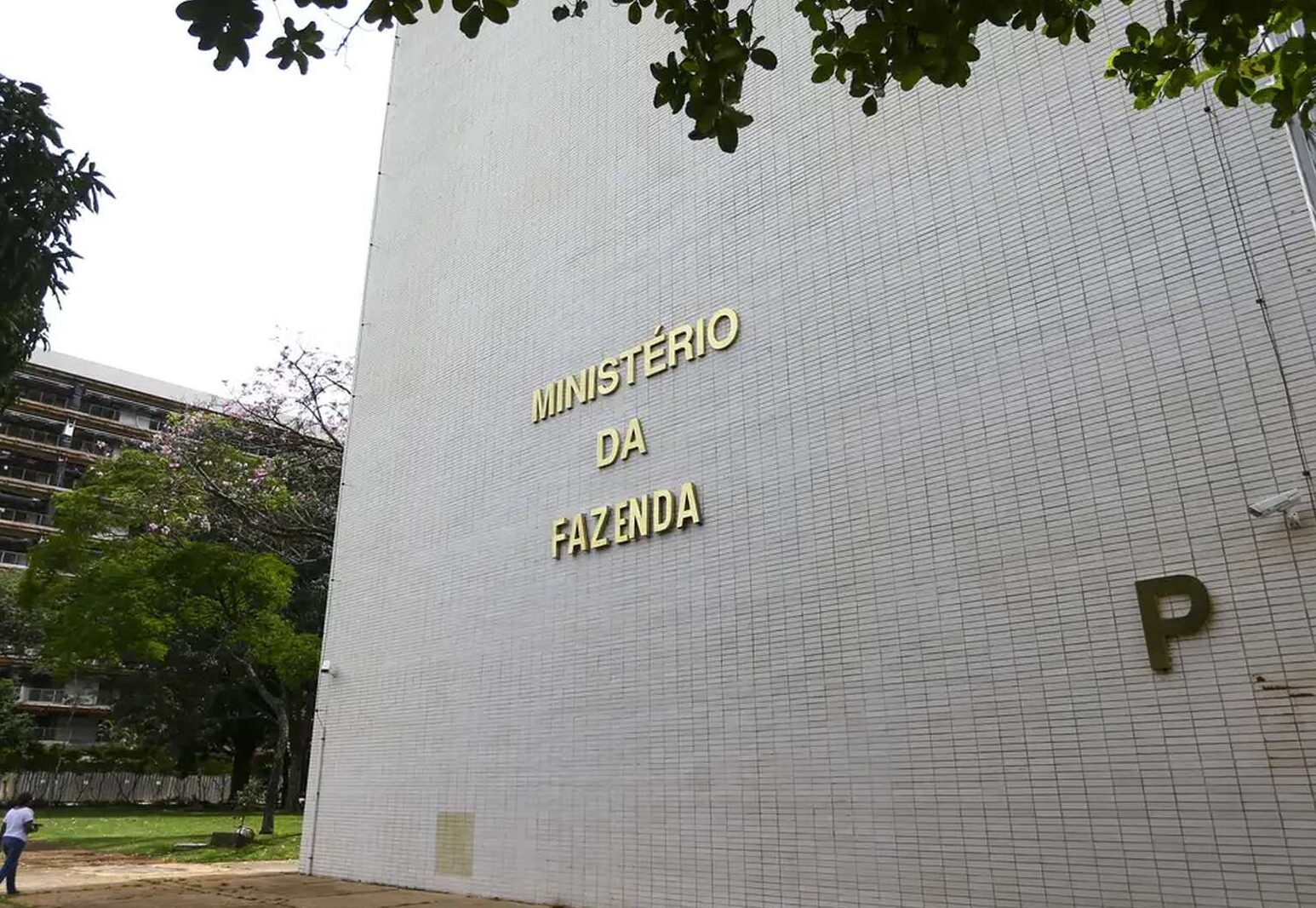 Governo bloqueia R$ 6 bilhões em despesas discricionárias para cumprir arcabouço fiscal