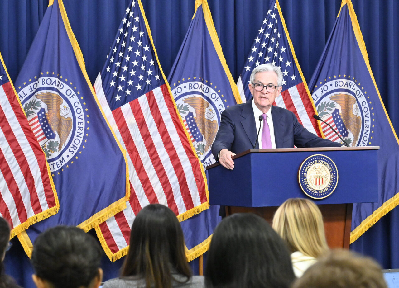 Decisão do Fed: comitê mantém juros inalterados nos EUA e projeção de três cortes para 2024