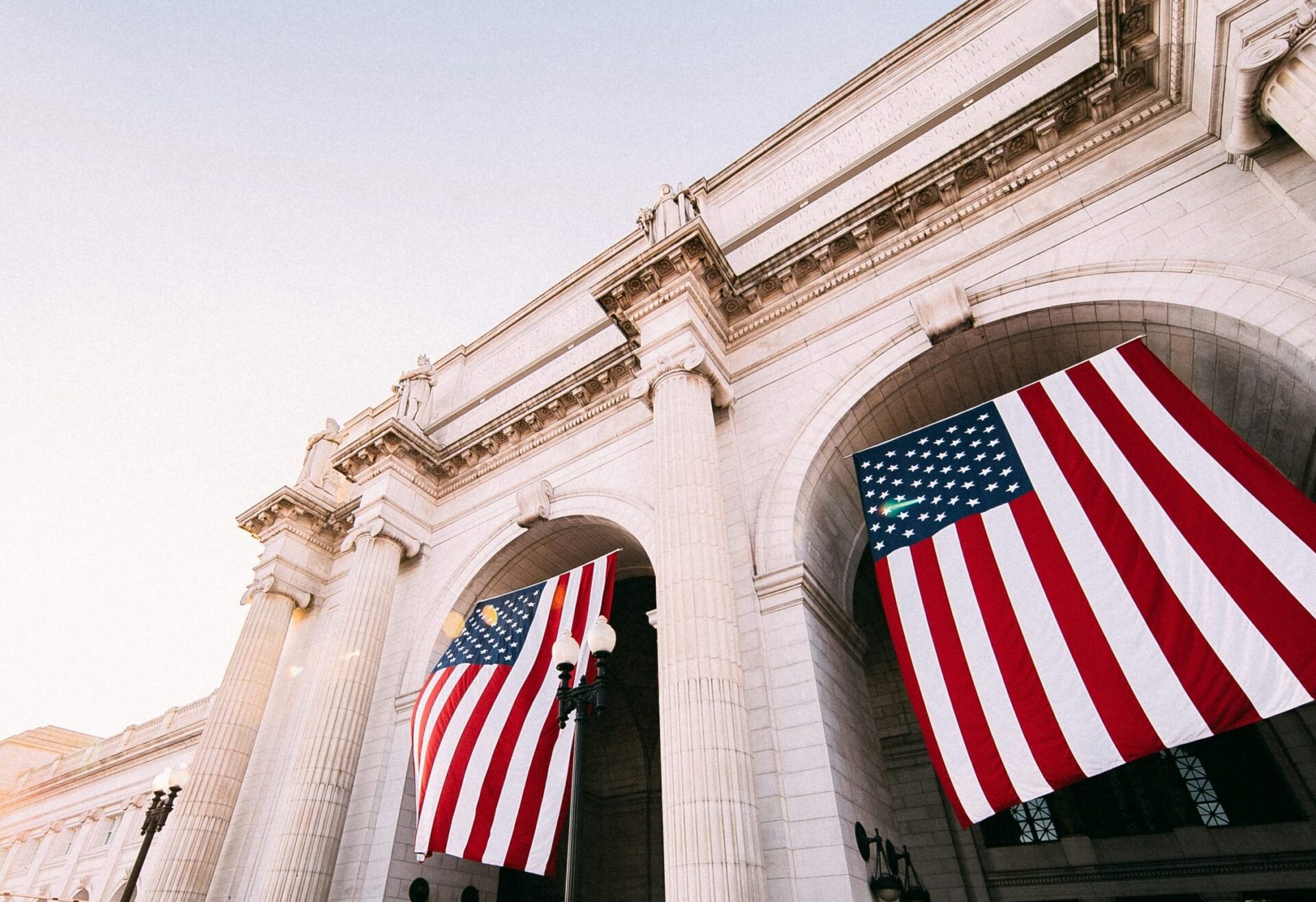 Payroll: EUA criam 275 mil vagas em fevereiro, acima das projeções