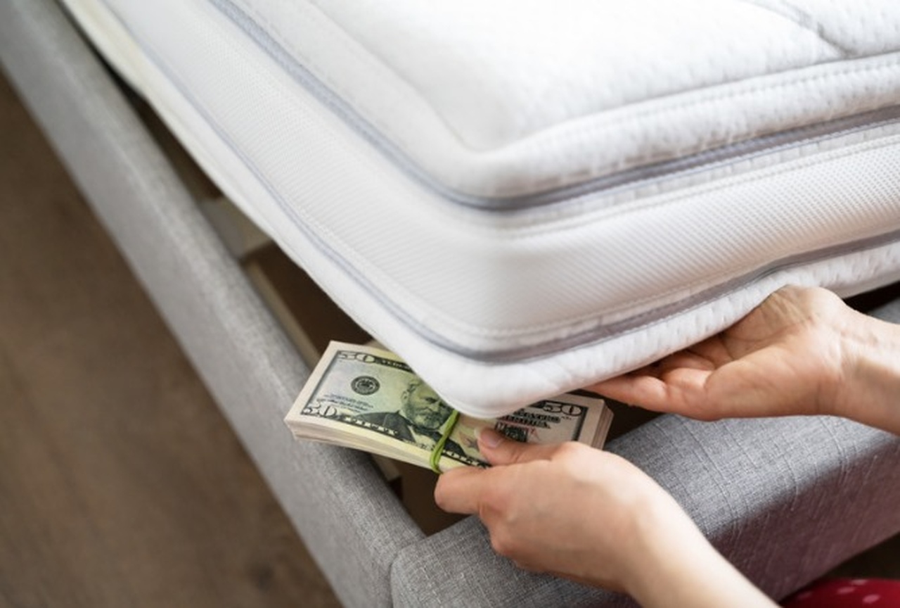 Dinheiro no colchão ainda é realidade de muitos brasileiros, mostra pesquisa