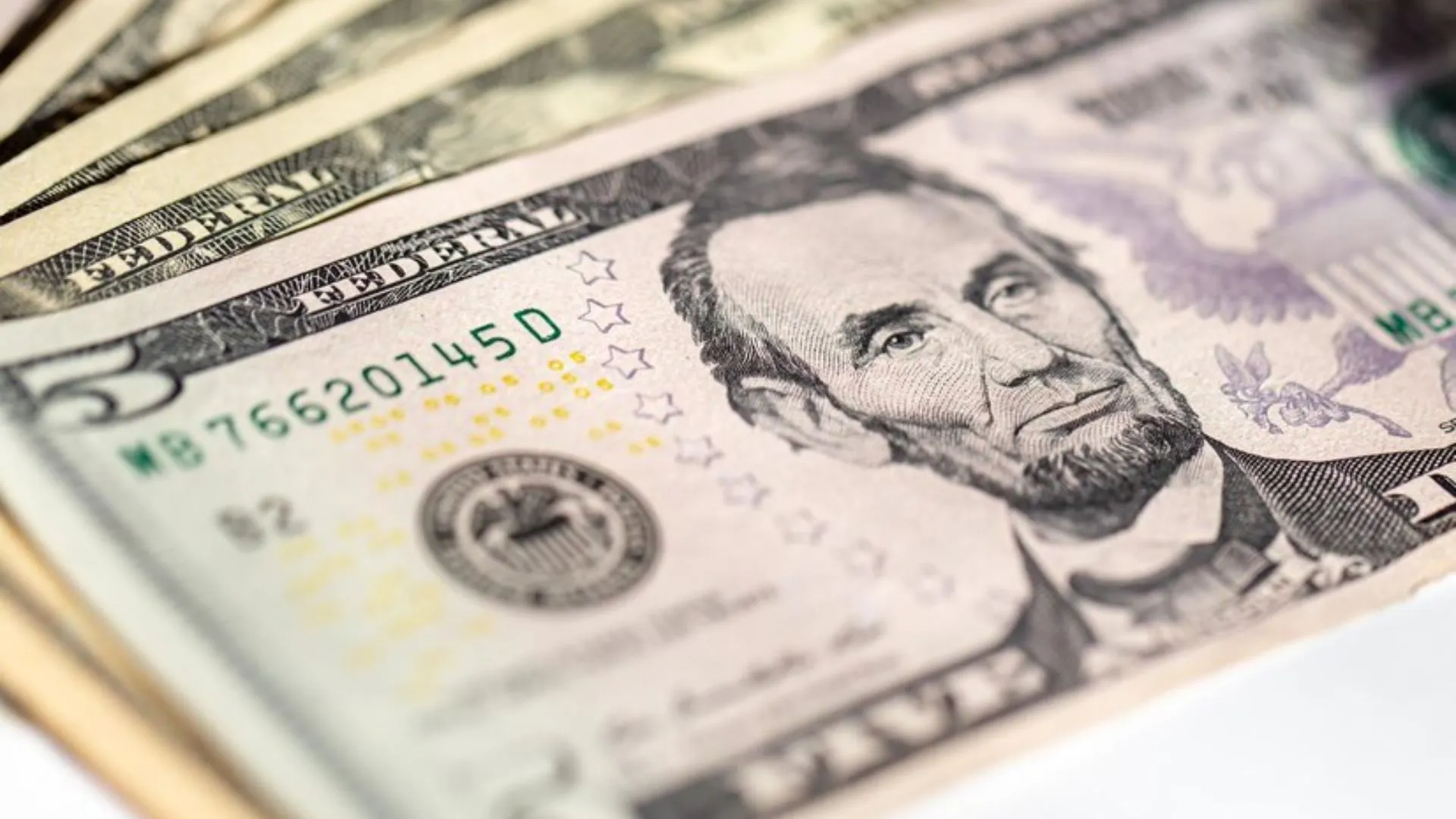 Redução dos juros dos EUA deve ser feita no final do ano, diz dirigente do Fed