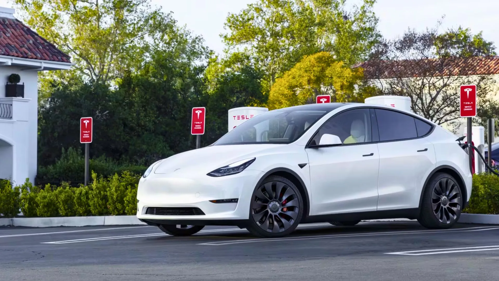 Tesla registra lucro líquido de US$ 1,13 bi no 1TRI24, apesar da queda na receita