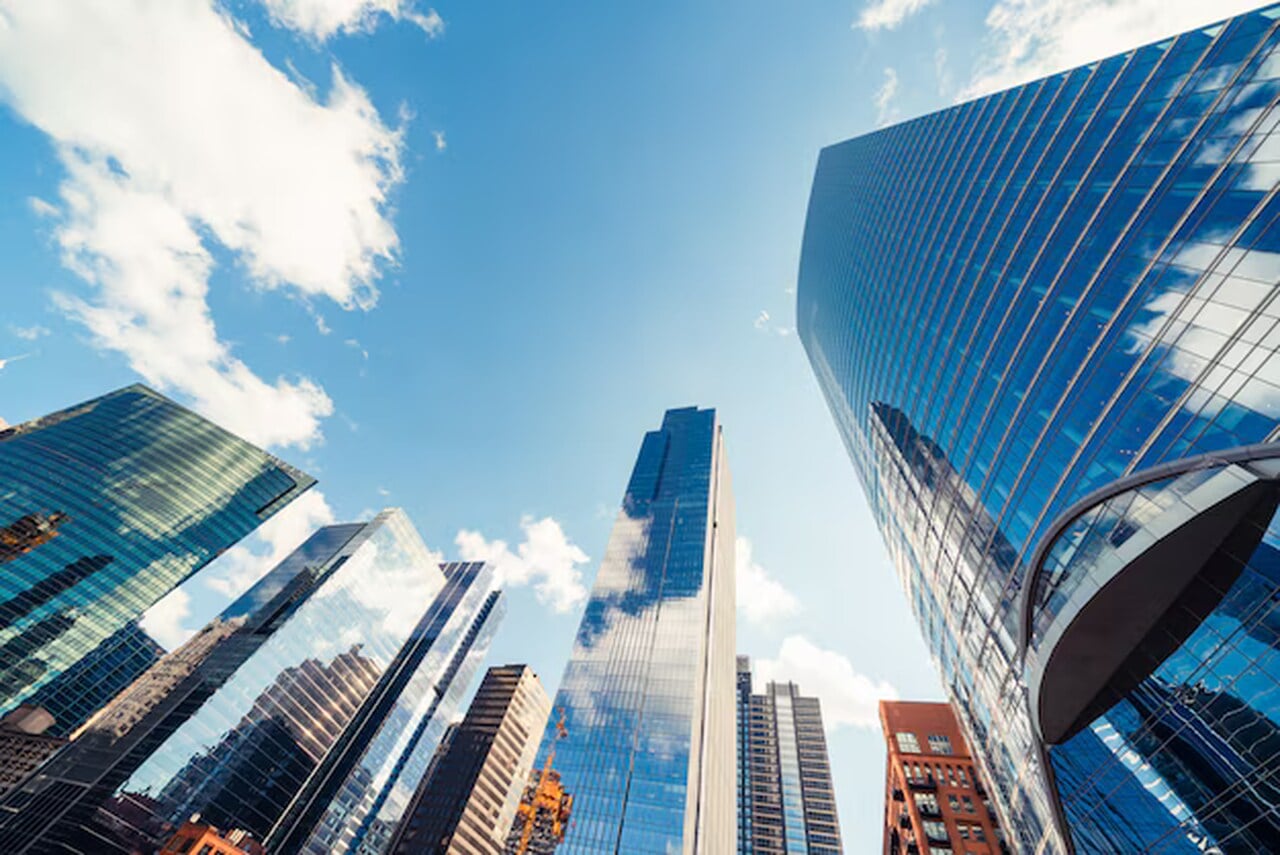 Quais os três melhores FIIs para investir com a Selic em queda?