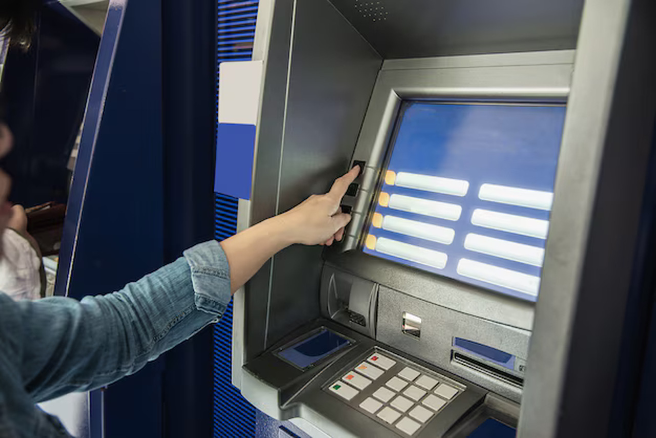 Brasileiros gastam, em média, 2 horas semanais para resolver problemas bancários