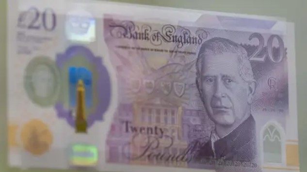 Notas de libras com Rei Charles entram em circulação