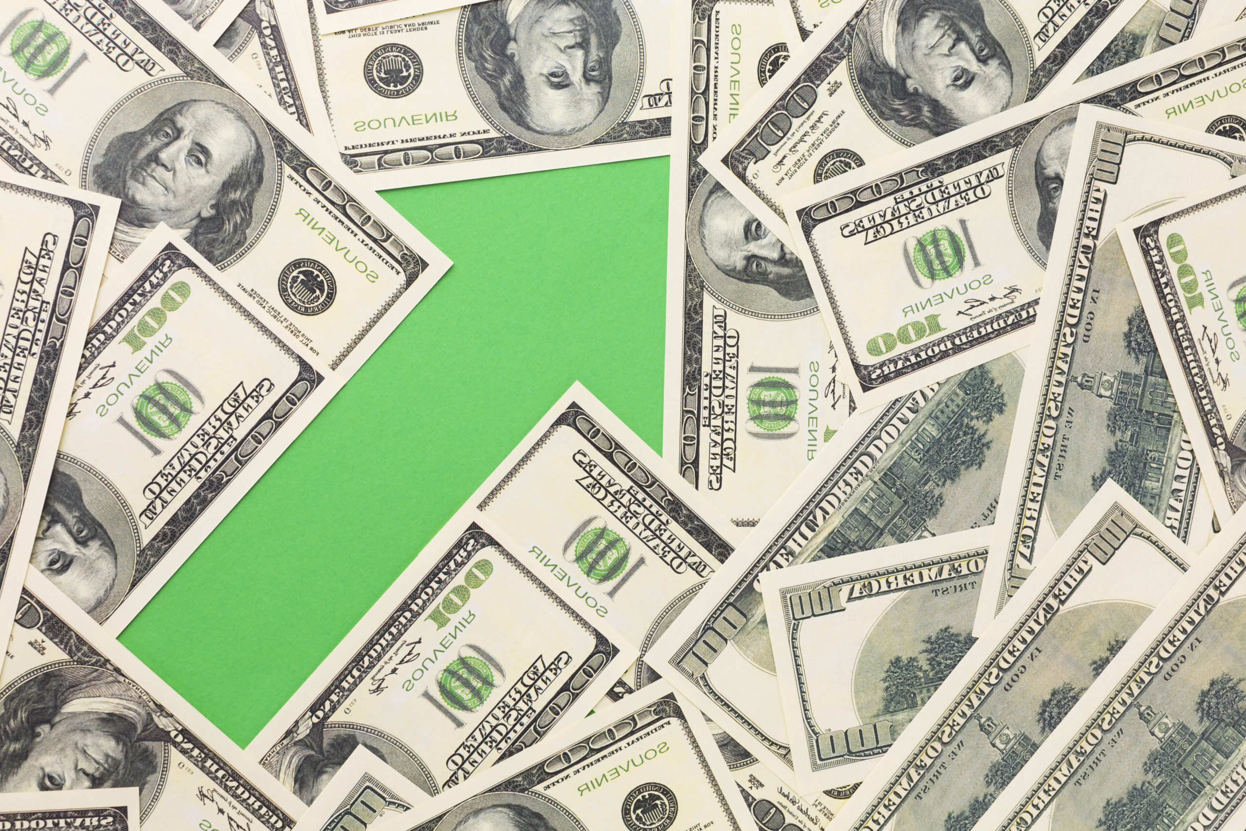 Dólar dispara e encosta em R$ 5,70 pela primeira vez desde 2022