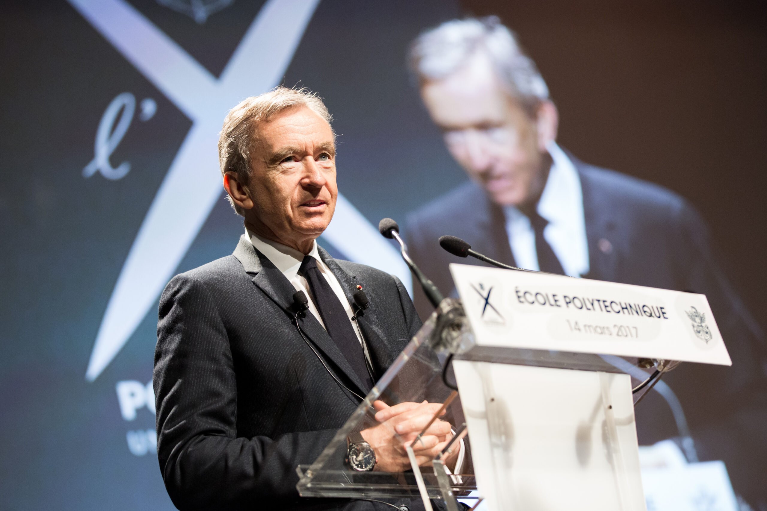 Bernard Arnault, CEO da Louis Vuitton, compra empresas de IA