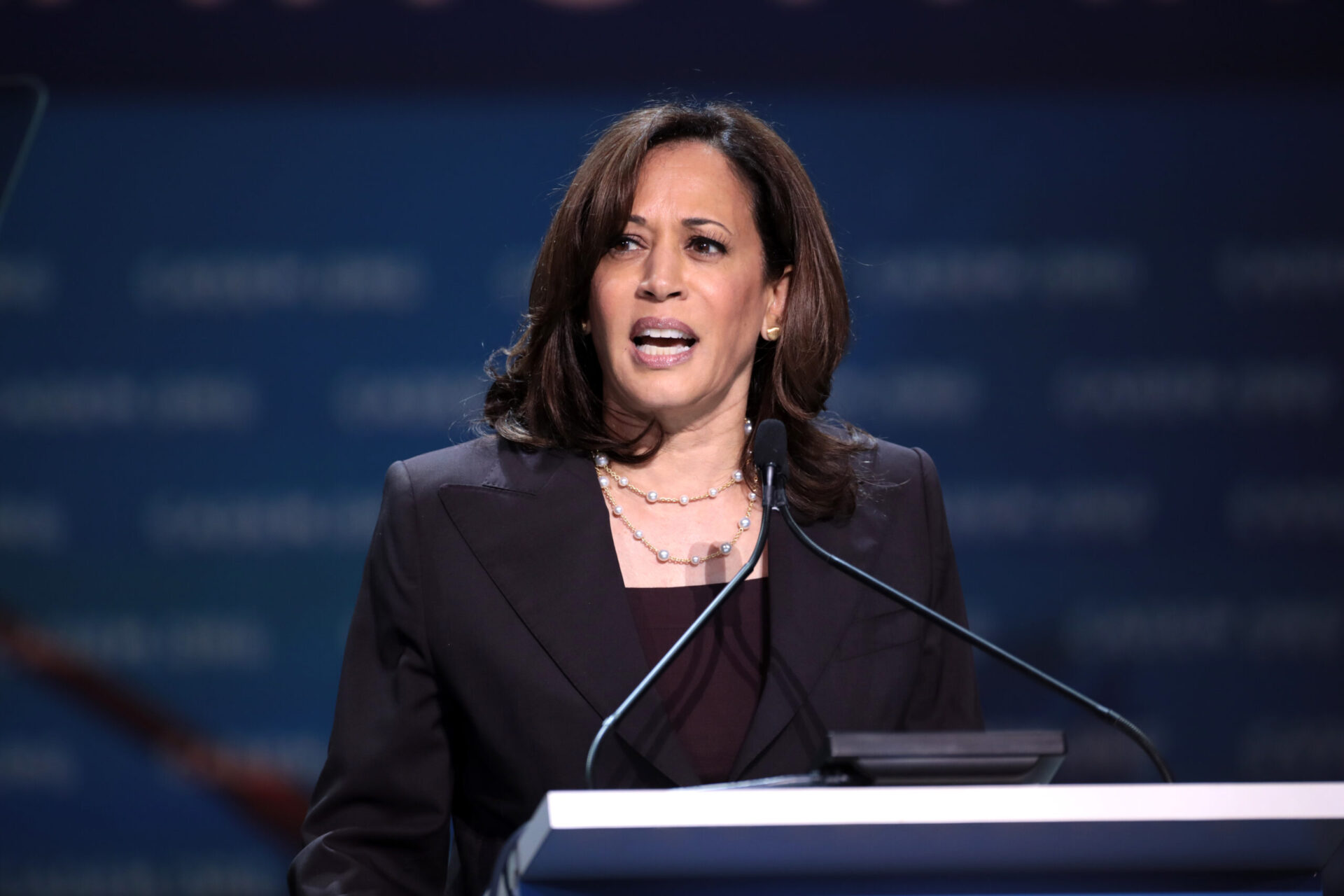 Eleições dos EUA: Kamala Harris supera Donald Trump em nova pesquisa