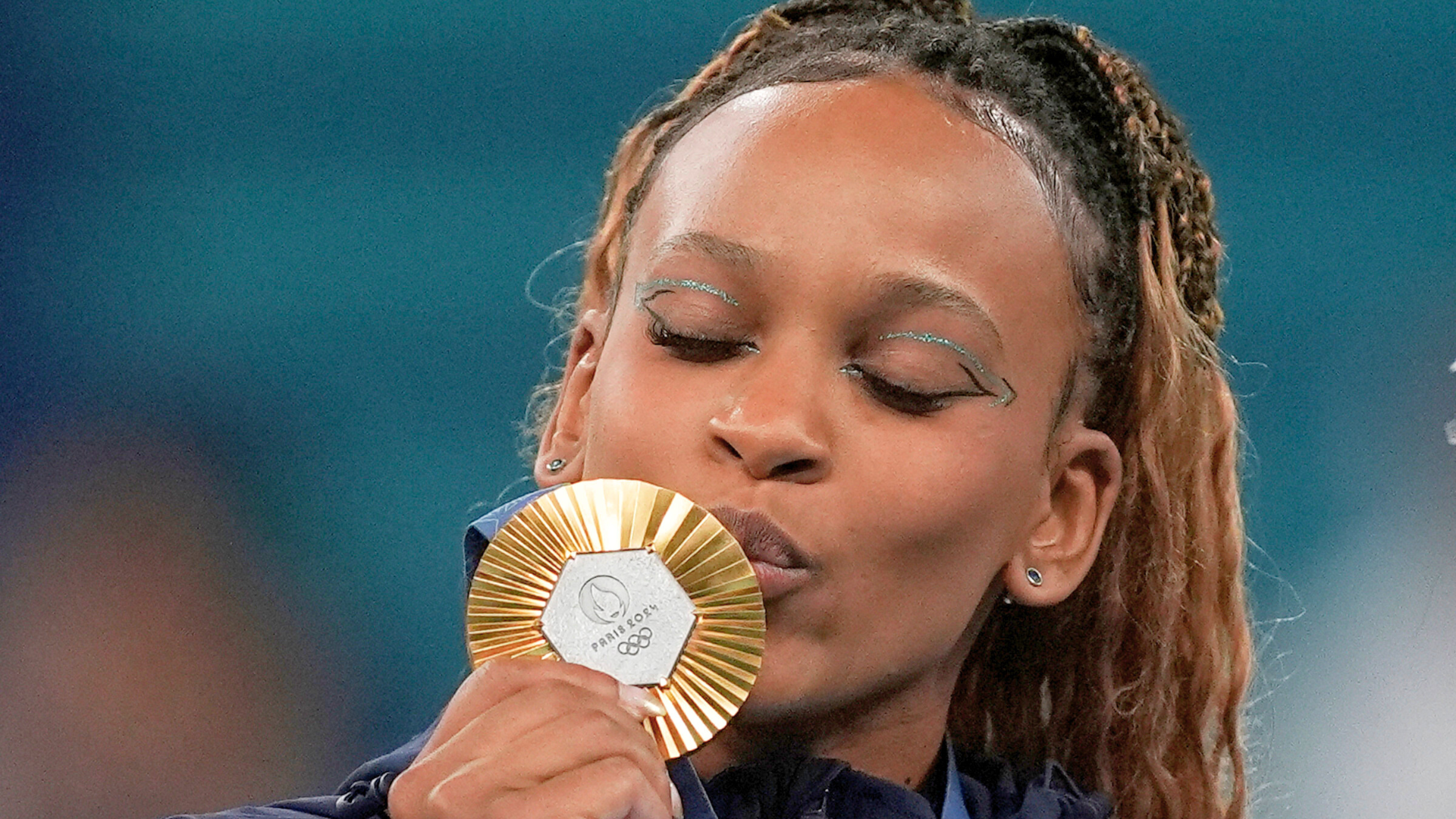 🥇Rebeca Andrade conquista ouro e se torna a maior medalhista do Brasil