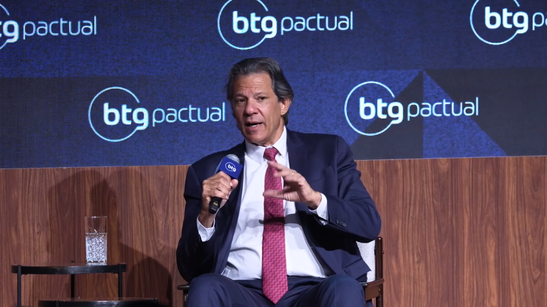 “Haddad tem sido um herói da economia brasileira”, exalta André Esteves no Macro Day