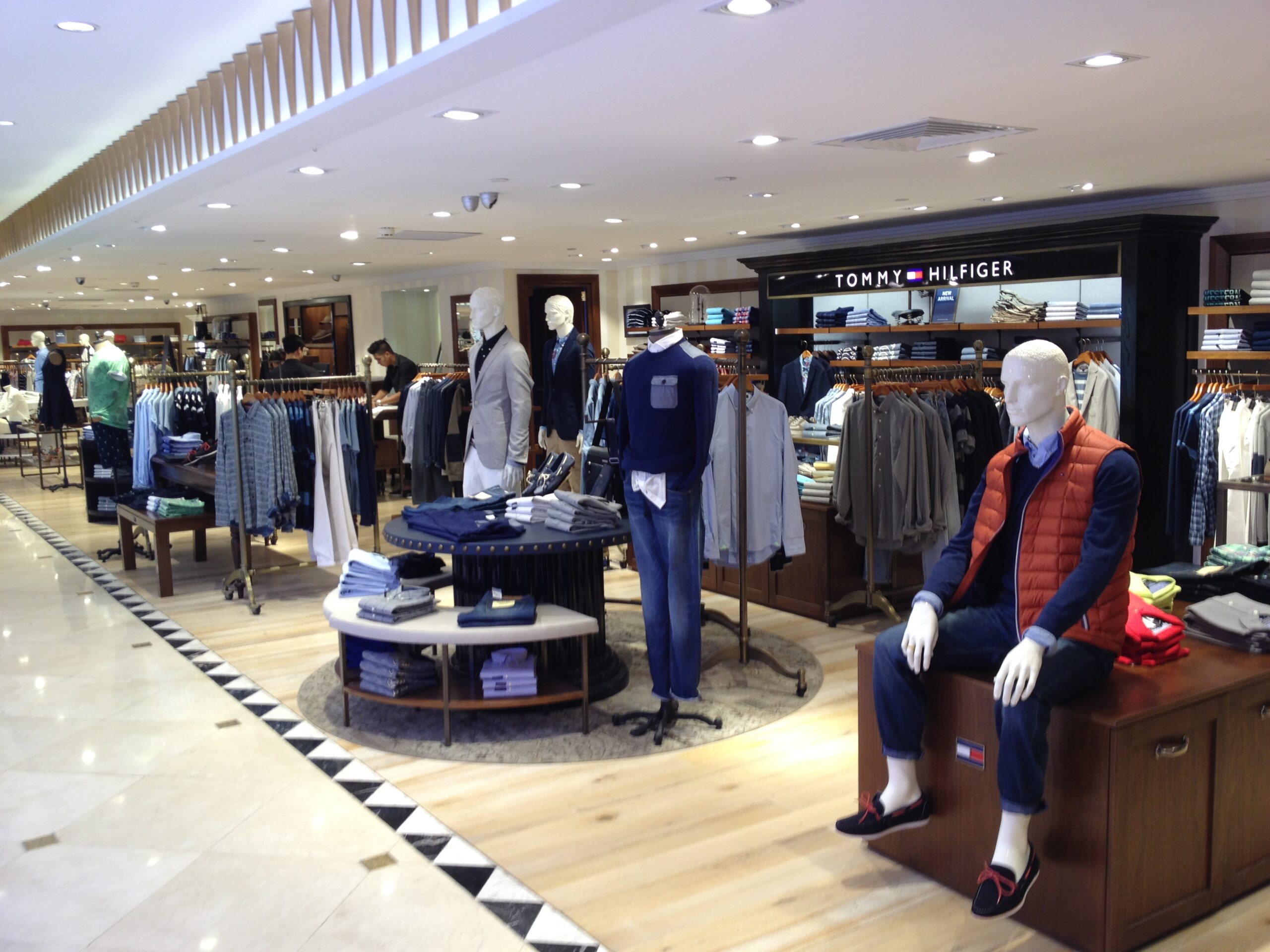 Inbrands negocia venda de participação na Tommy Hilfiger