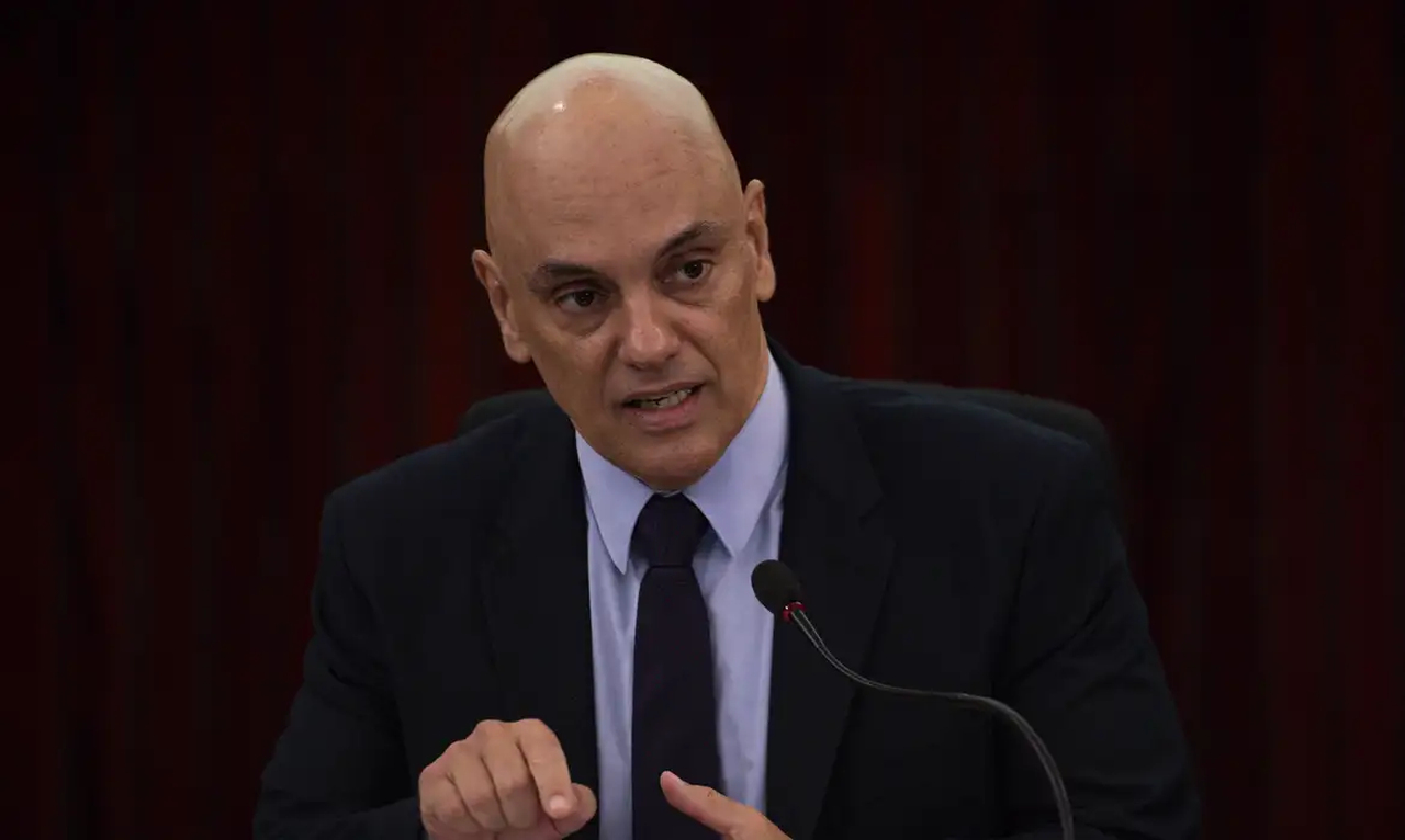Moraes multa X e Starlink em R$ 5 milhões por ‘truque’ que driblou bloqueio no Brasil
