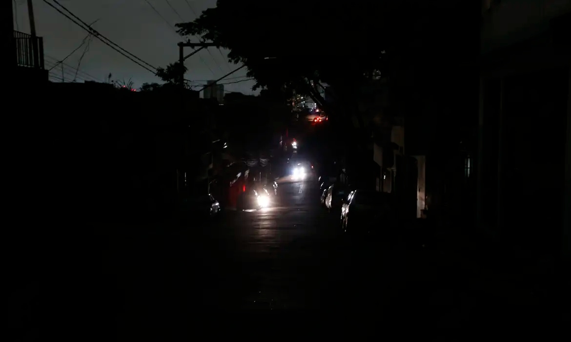 Apagão em São Paulo: Enel tem três dias para restabelecer fornecimento