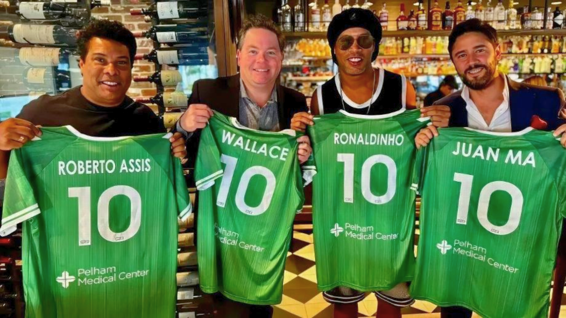 Ronaldinho Gaúcho toca sino da NYSE após se tornar acionista de clube nos EUA