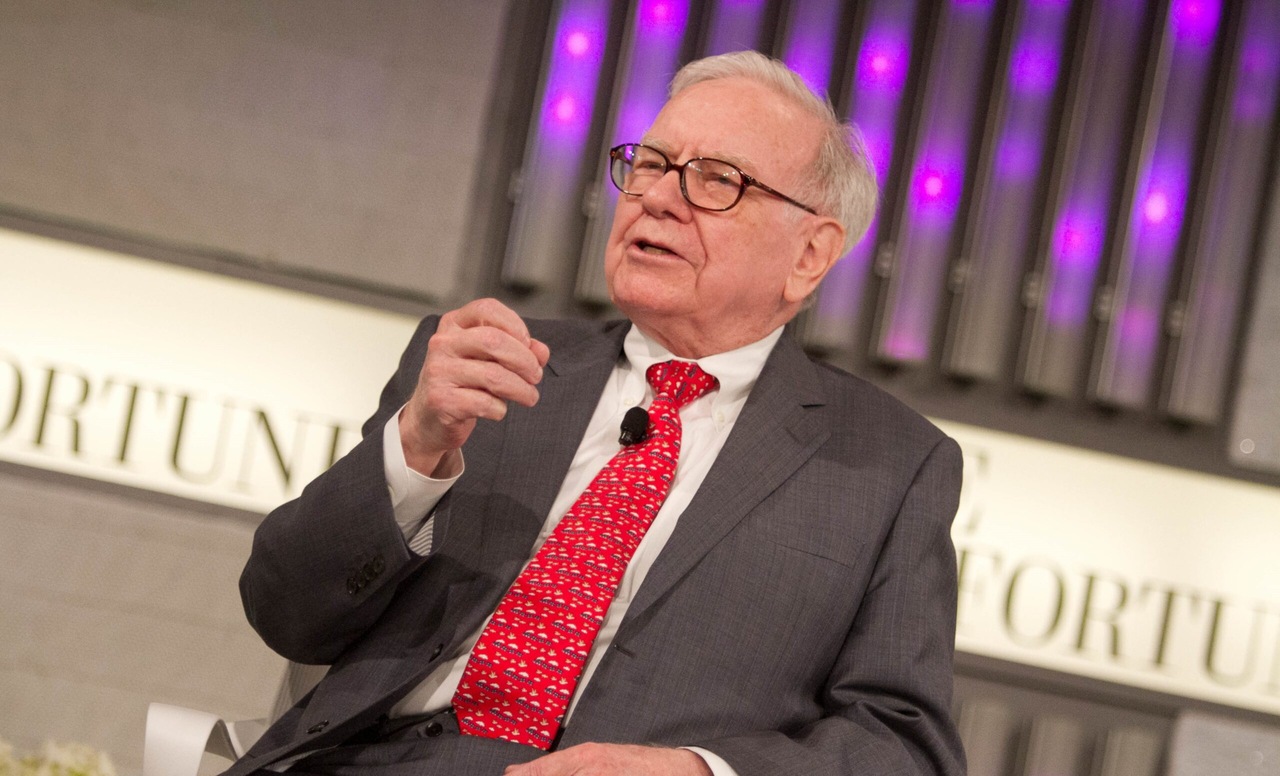 Warren Buffett alerta sobre fraudes envolvendo sua imagem: “não recomendo em quem votar”