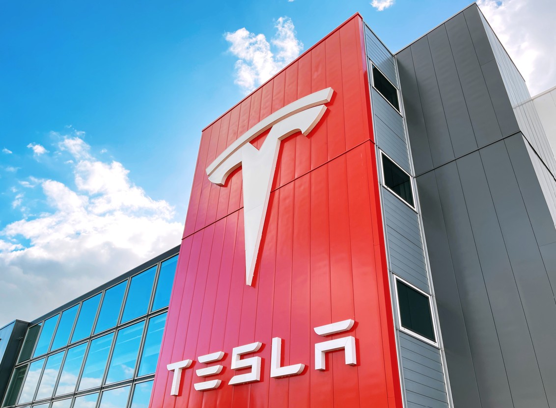 Trump quer regulamentar veículos autônomos: ações da Tesla sobem