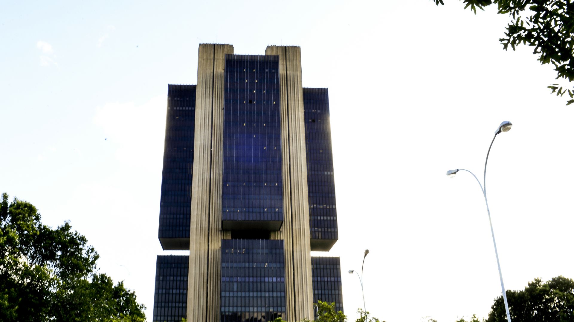 Boletim Focus volta a elevar projeções da Selic para 2025 e 2026