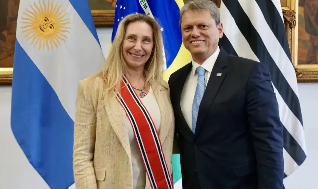 Tarcísio concede maior honraria do estado à irmã de Milei