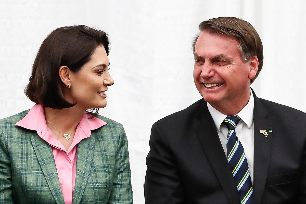 Bolsonaro admite lançar Michelle ou filho candidato com ele ministro