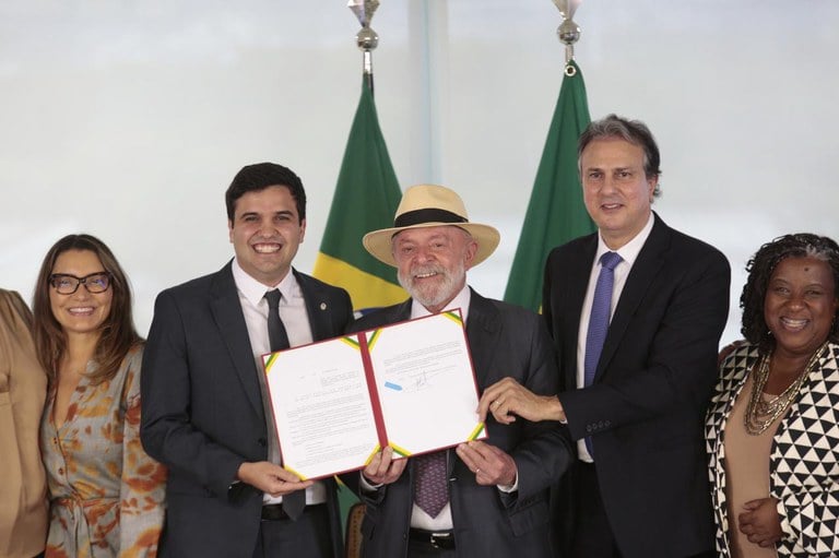 Lula proíbe celular nas escolas